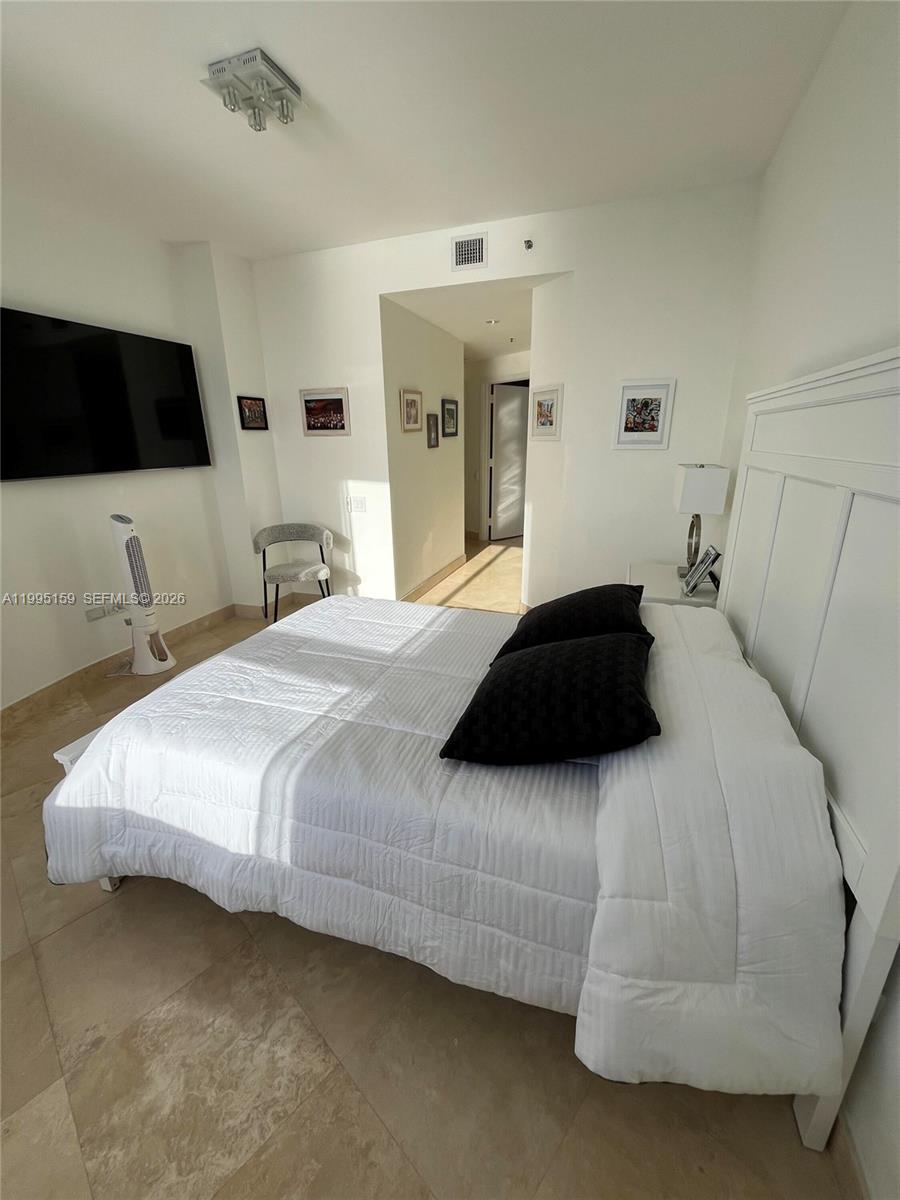 808 Brickell Key Drive, Unit 2002 Miami, FL 33131 - Photo 17 of 32