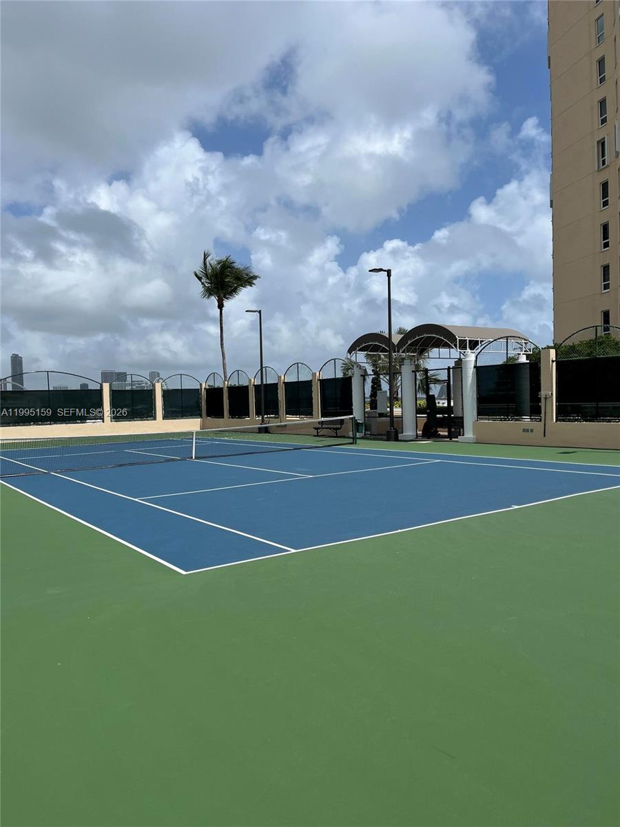 808 Brickell Key Drive, Unit 2002 Miami, FL 33131 - Photo 38 of 42 a view of a basket ball ground