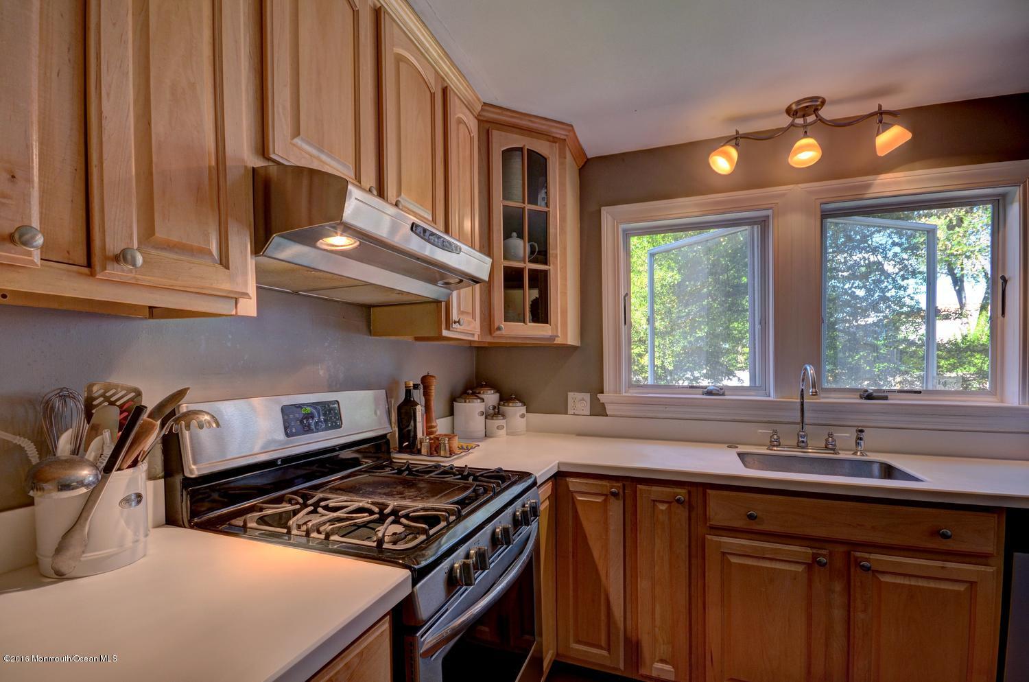12 West Lake Road Red Bank, NJ 07701 - Photo 11 of 28 005