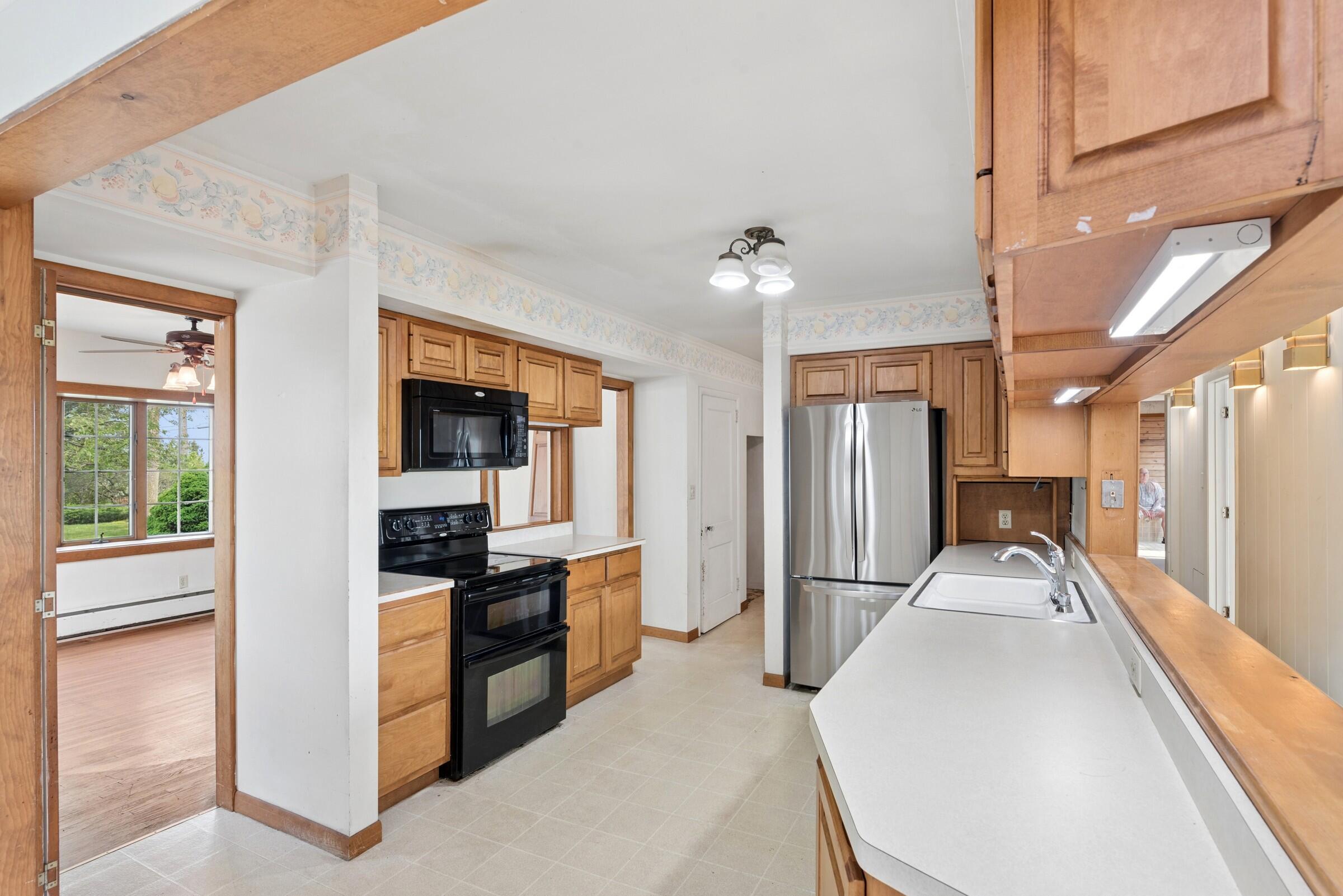415 Ridgeway Street St. Joseph, MI 49085 - Photo 9 of 36 09-Kitchen