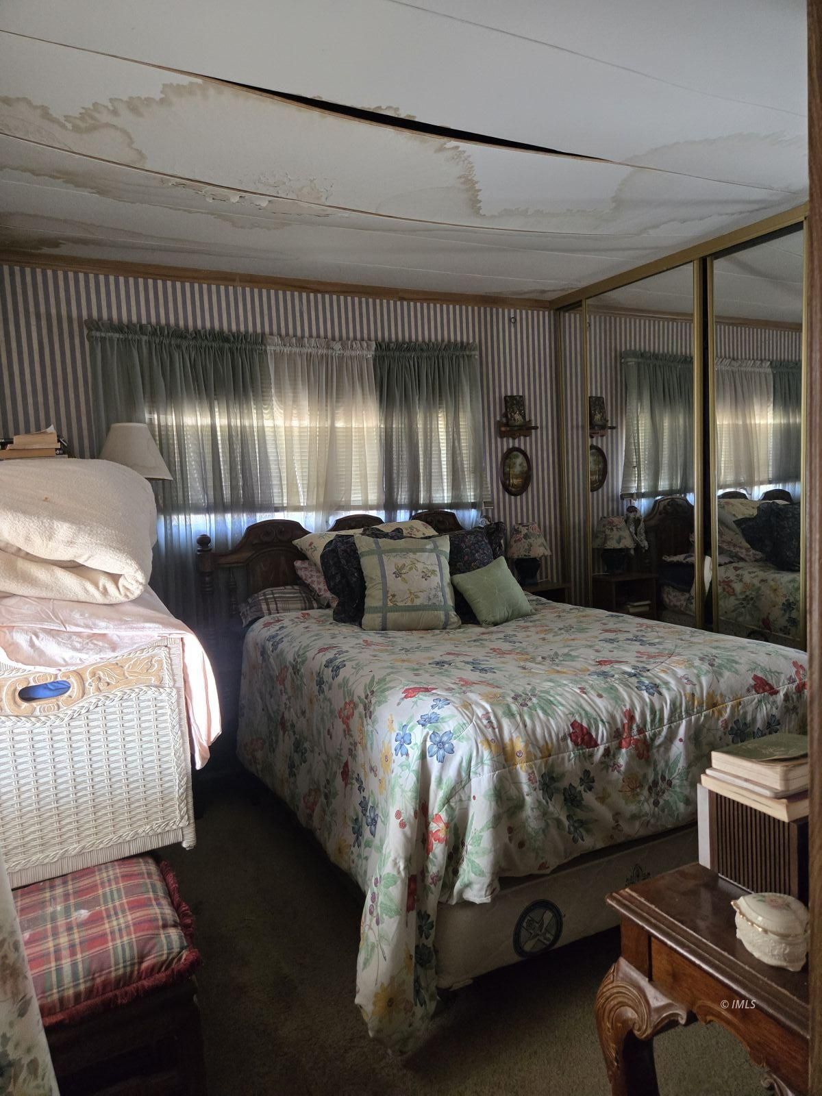 700 Glacier Lodge Road, Unit 12 Big Pine, CA 93513 - Photo 6 of 8 a spacious bedroom with two beds and a chandelier