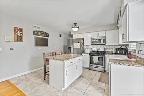 $349,900 | 8836 West 93rd Place, Hickory Hills, IL 60457