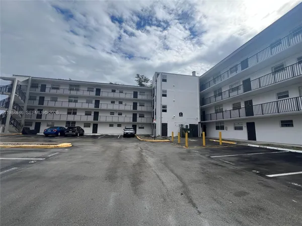 a view of an empty room with kitchen