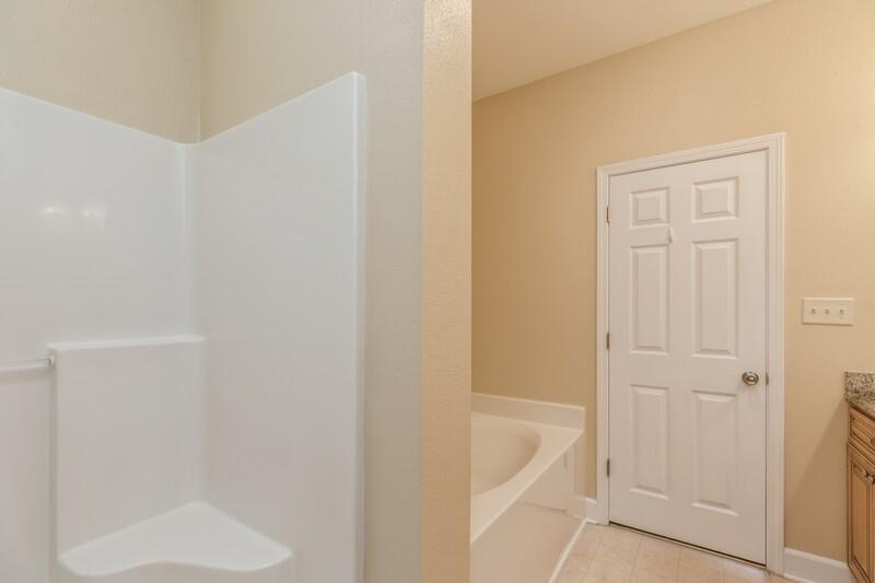 513 Arbor Lake Drive, Unit 513 Crestview, FL 32536 - Photo 25 of 37 a bathroom with a bathtub