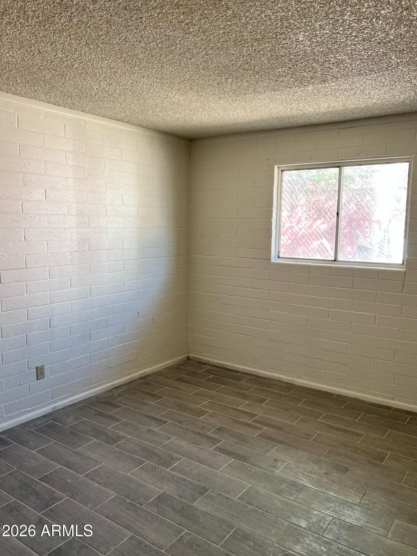 401 Greenwich Road Kearny, AZ 85137 - Photo 17 of 25 an empty room with a window