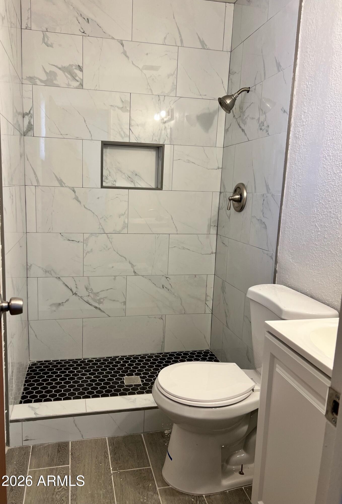 401 Greenwich Road Kearny, AZ 85137 - Photo 21 of 25 a bathroom with a toilet and a shower