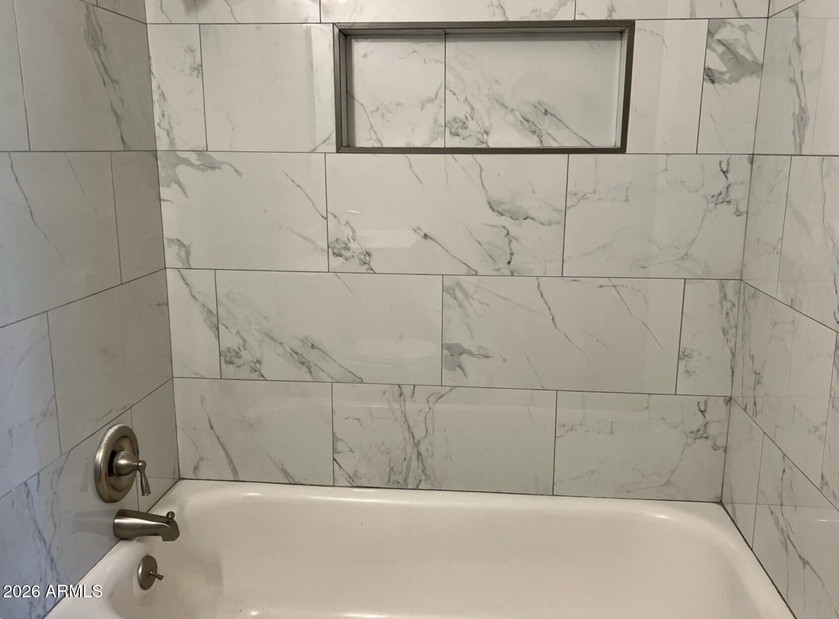 401 Greenwich Road Kearny, AZ 85137 - Photo 24 of 25 a bathroom with a bathtub