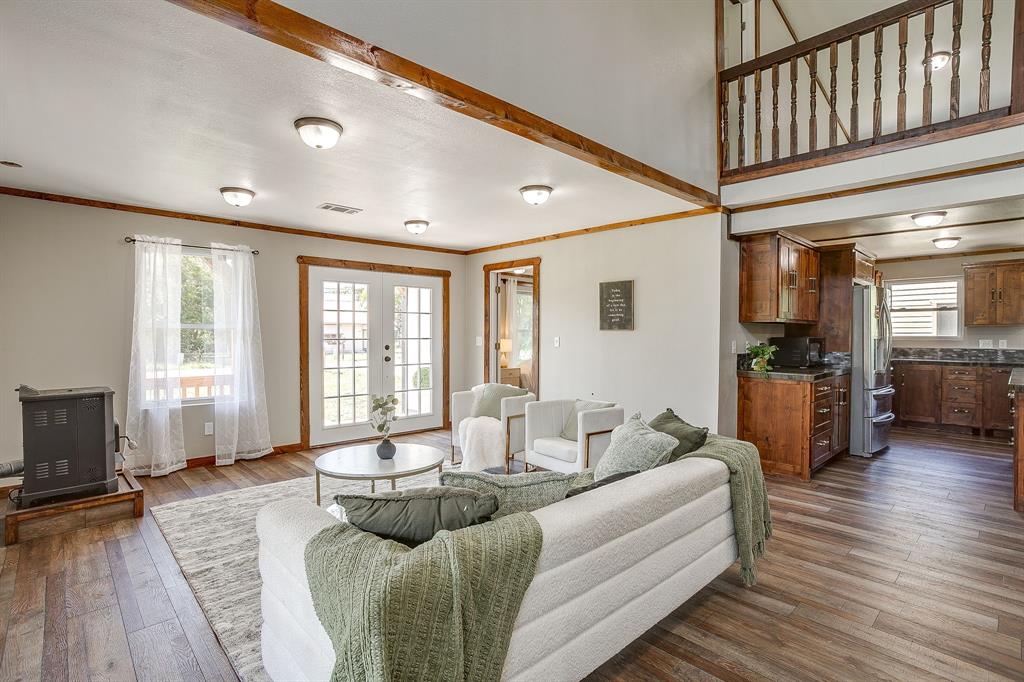 607 East Main Street Itasca, TX 76055 - Photo 8 of 40 a living room with furniture and a flat screen tv