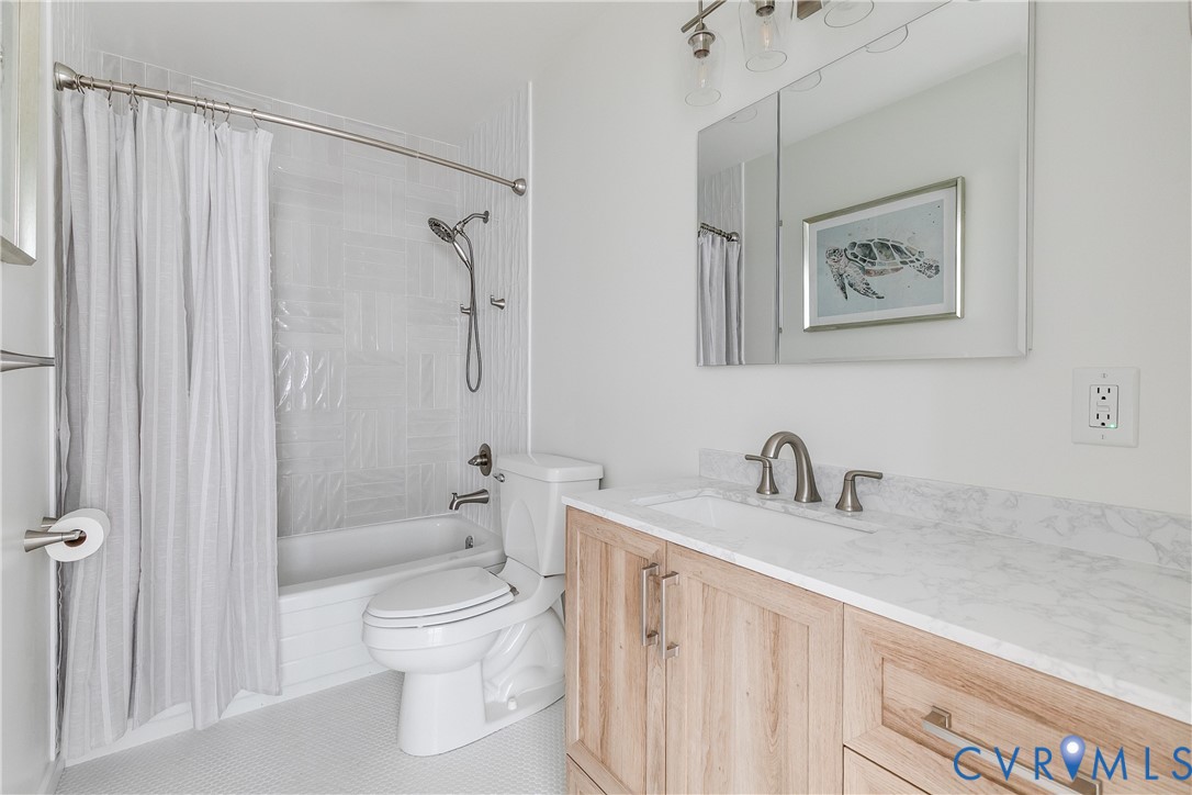 9814 Durango Road Henrico, VA 23228 - Photo 21 of 27 a bathroom with a toilet sink and shower