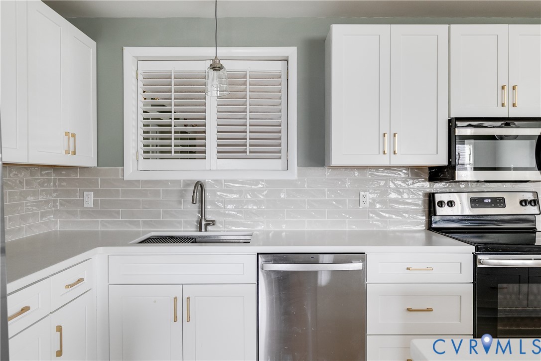 9814 Durango Road Henrico, VA 23228 - Photo 10 of 27 a kitchen with appliances cabinets and a sink
