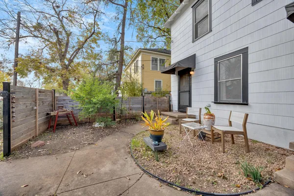 a view of a house with backyard