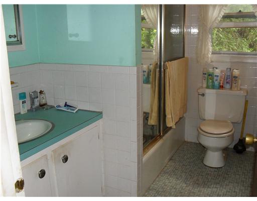 130 Parkhurst Road Warwick, RI 02889 - Photo 7 of 15 Bathroom.