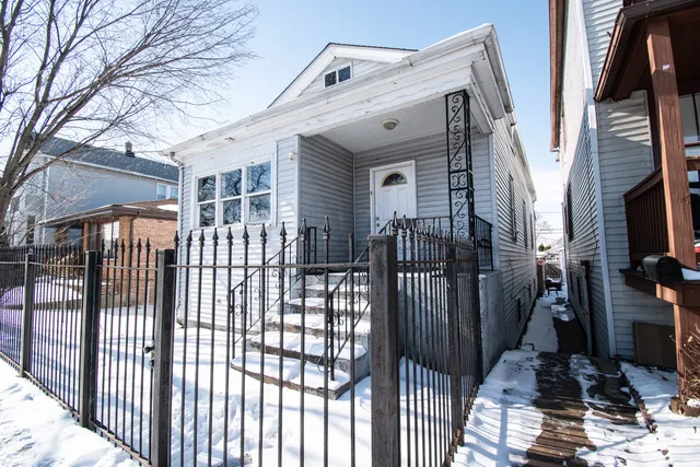 $180,000 | 10516 South Ave L, Chicago, IL 60617