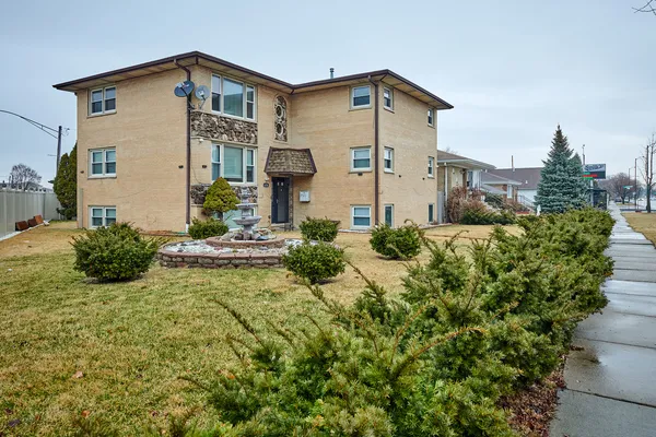 $2,300 | 6780 West Forest Preserve Drive, Unit 2, Harwood Heights, IL 60706