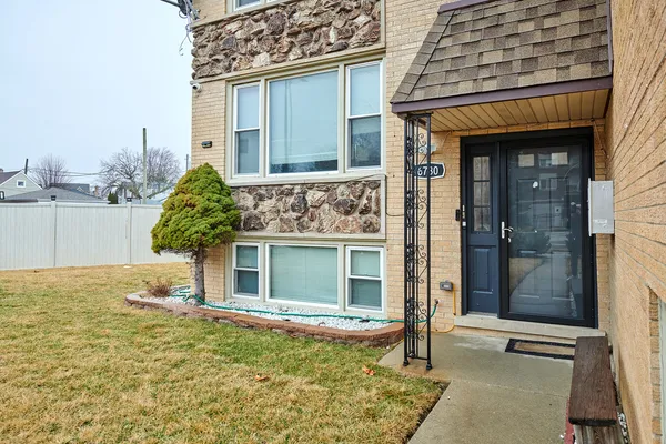 $2,300 | 6780 West Forest Preserve Drive, Unit 2, Harwood Heights, IL 60706