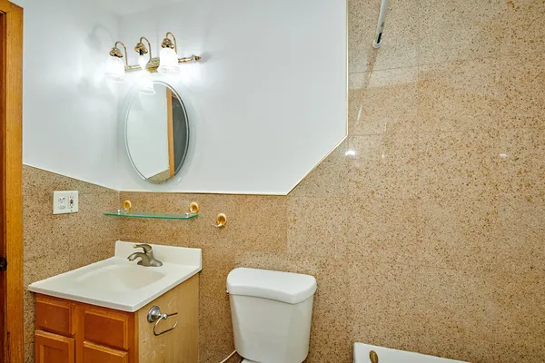 $2,300 | 6780 West Forest Preserve Drive, Unit 2, Harwood Heights, IL 60706