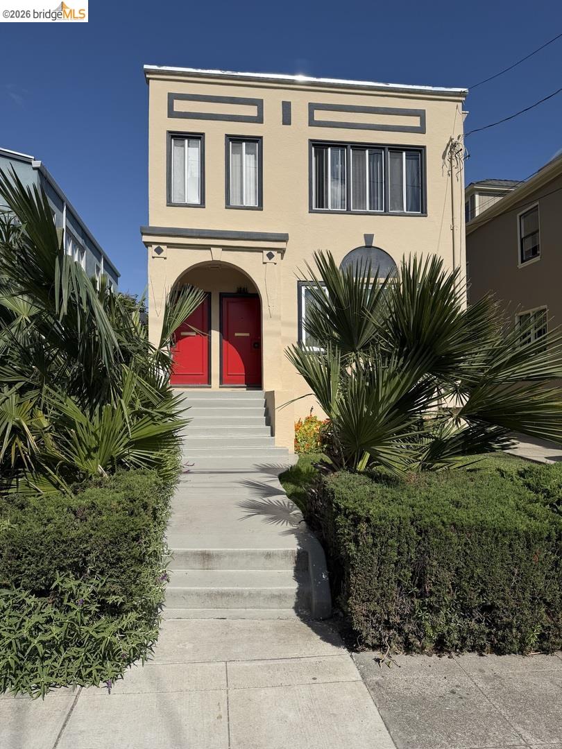 view of front of property featuring stucco siding