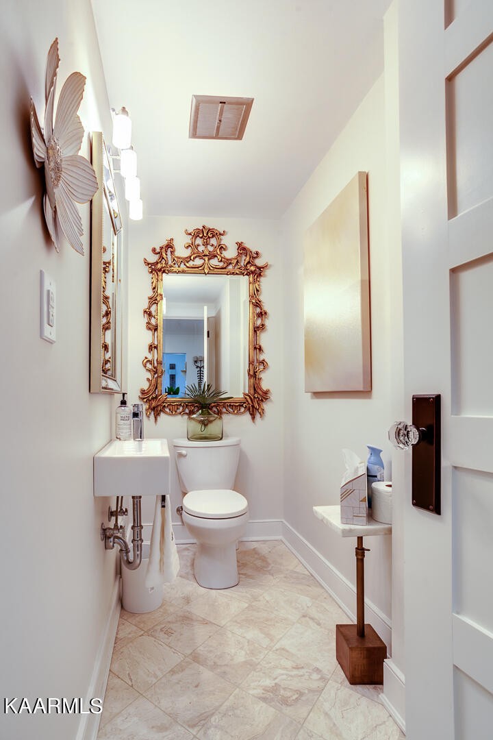 433 Smith Road Knoxville, TN 37934 - Photo 19 of 42 a bathroom with a toilet a sink and a mirror