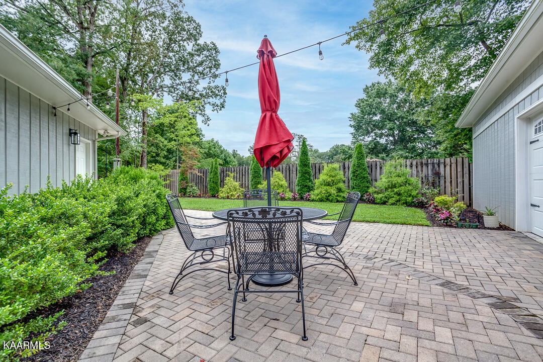 433 Smith Road Knoxville, TN 37934 - Photo 36 of 42 a view of a chairs and table in patio