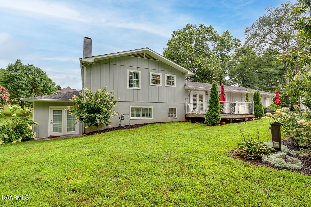 433 Smith Road Knoxville, TN 37934 - Photo 41 of 42 a view of a house with backyard and garden