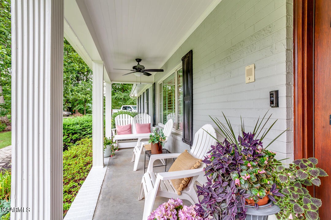 433 Smith Road Knoxville, TN 37934 - Photo 5 of 42 a front view of a house with garden