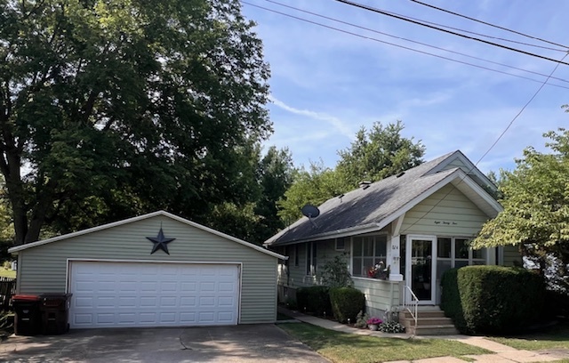 824 East Adams Street Clinton, IL 61727 - Photo 2 of 11 a front view of a house with yard