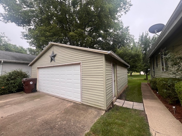 824 East Adams Street Clinton, IL 61727 - Photo 5 of 11 a backyard of a house with plants and trees