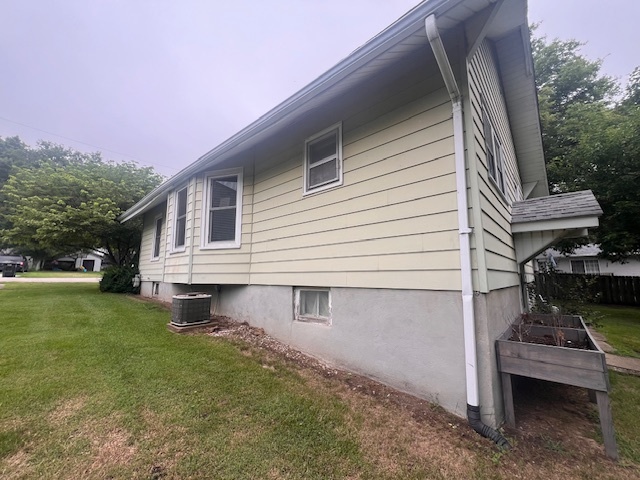 824 East Adams Street Clinton, IL 61727 - Photo 10 of 11 a view of a back yard of the house
