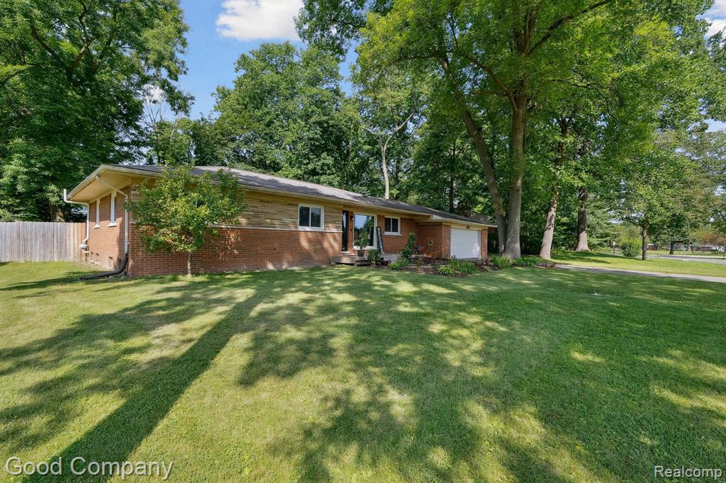 32115 Bonnet Hill Road Farmington Hills, MI 48334 - Photo 2 of 41