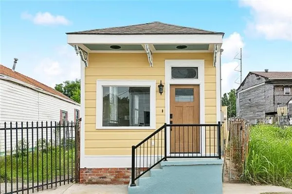 $1,950 | 2009 Governor Nicholls Street, New Orleans, LA 70116