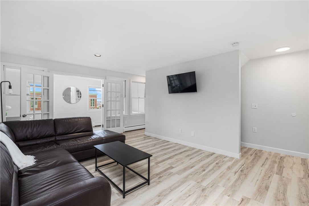 458 Thames Street, Unit B Newport, RI 02840 - Photo 17 of 39 Living Room