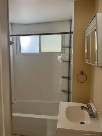 $1,600 | 15 Pleasant View Street, Jewett City, CT 06351