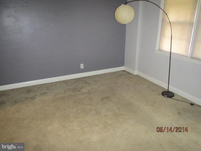 807 Wicklow Road Baltimore, MD 21229 - Photo 4 of 5 an empty room with a window