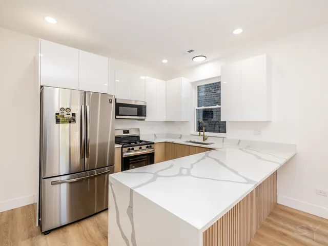 $2,400 | 2949 West 25th Place, Unit 1, Chicago, IL 60623