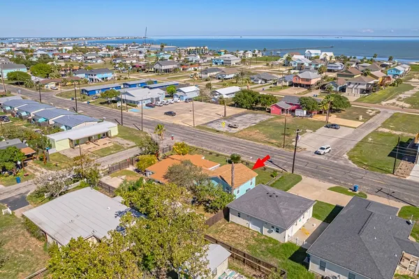 $2,650 | 935 South Church Street, Rockport, TX 78382
