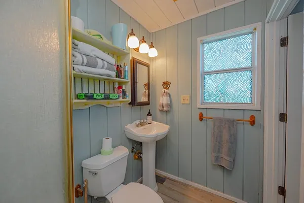 $2,650 | 935 South Church Street, Rockport, TX 78382