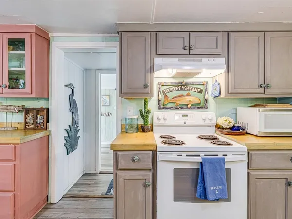 $2,650 | 935 South Church Street, Rockport, TX 78382