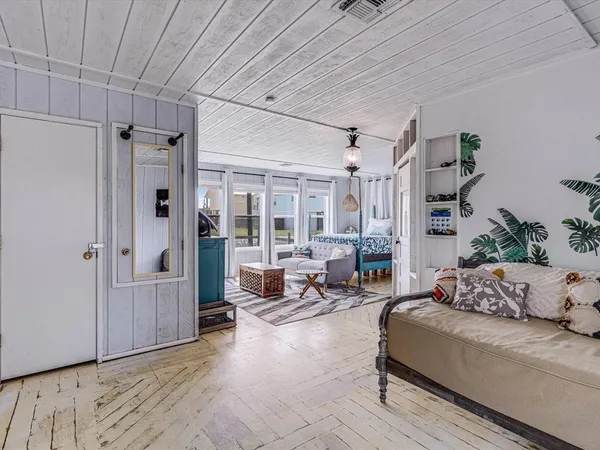 $2,650 | 935 South Church Street, Rockport, TX 78382