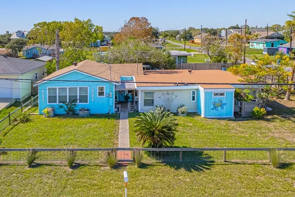 $2,650 | 935 South Church Street, Rockport, TX 78382