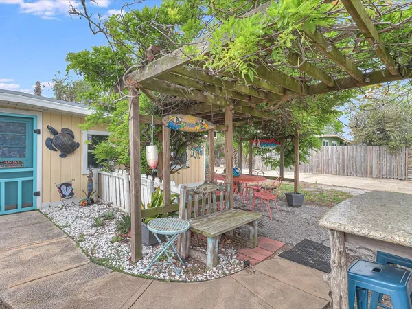 $2,650 | 935 South Church Street, Rockport, TX 78382