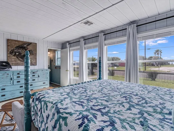 $2,650 | 935 South Church Street, Rockport, TX 78382