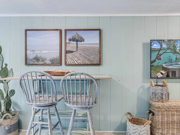 $2,650 | 935 South Church Street, Rockport, TX 78382