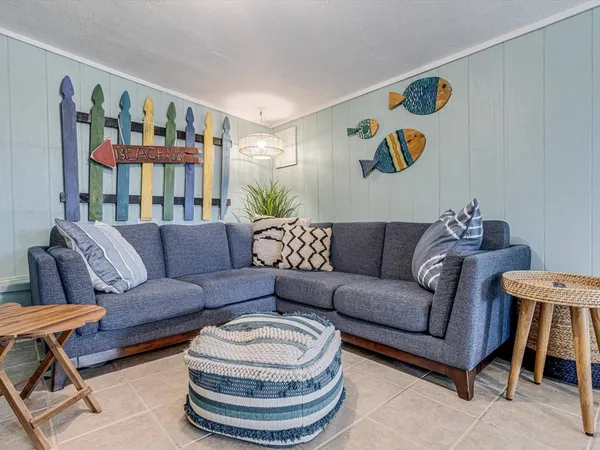 $2,650 | 935 South Church Street, Rockport, TX 78382