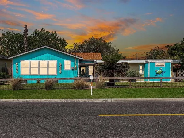 $2,650 | 935 South Church Street, Rockport, TX 78382