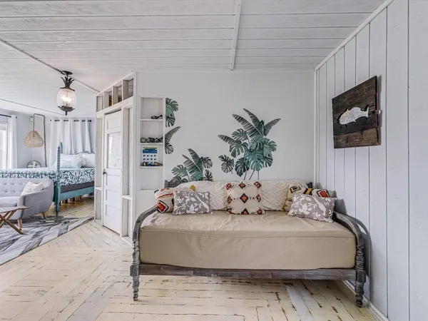 $2,650 | 935 South Church Street, Rockport, TX 78382