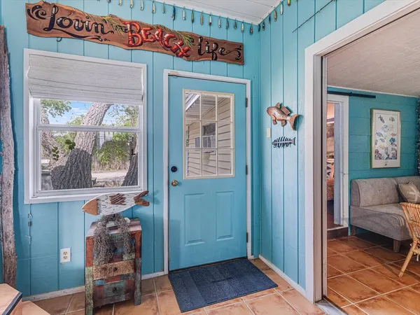 $2,650 | 935 South Church Street, Rockport, TX 78382