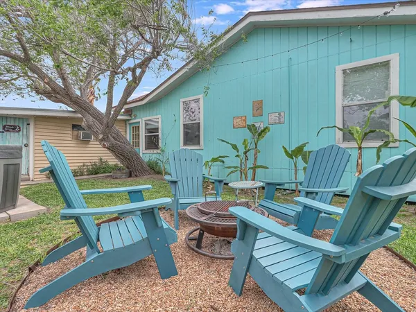 $2,650 | 935 South Church Street, Rockport, TX 78382