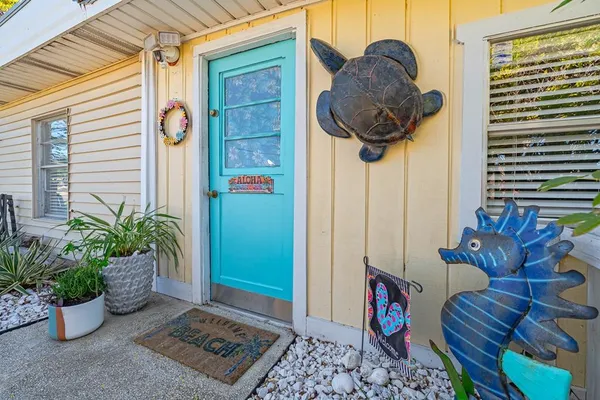 $2,650 | 935 South Church Street, Rockport, TX 78382