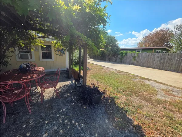 $2,650 | 935 South Church Street, Rockport, TX 78382