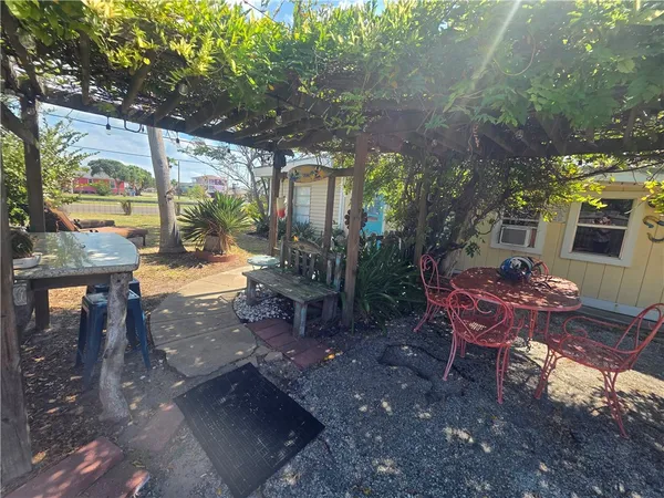 $2,650 | 935 South Church Street, Rockport, TX 78382